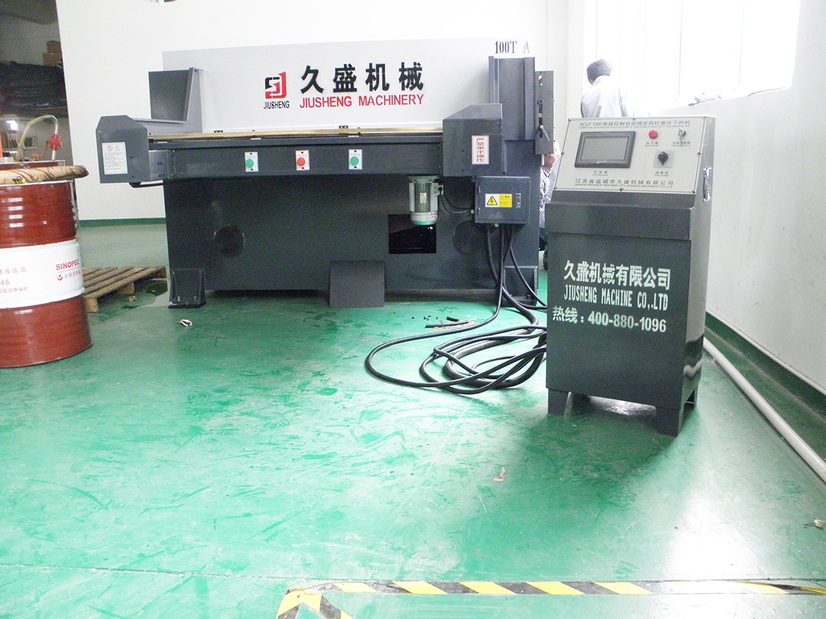 全自動汽車內飾 泡棉 吸塑裁斷機.jpg