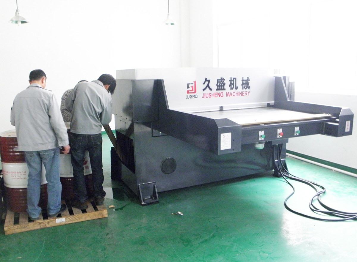 全自動汽車座椅海棉裁斷機.jpg