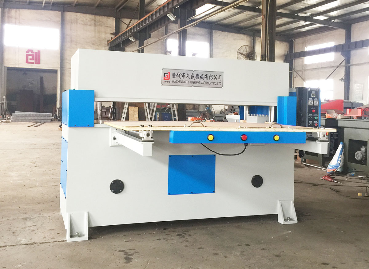 全自動(dòng)汽車電瓶保護(hù)罩裁斷機(jī).jpg